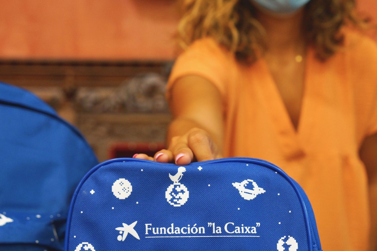 El Ayuntamiento repartirá material escolar donado por la Caixa a los más vulnerables.