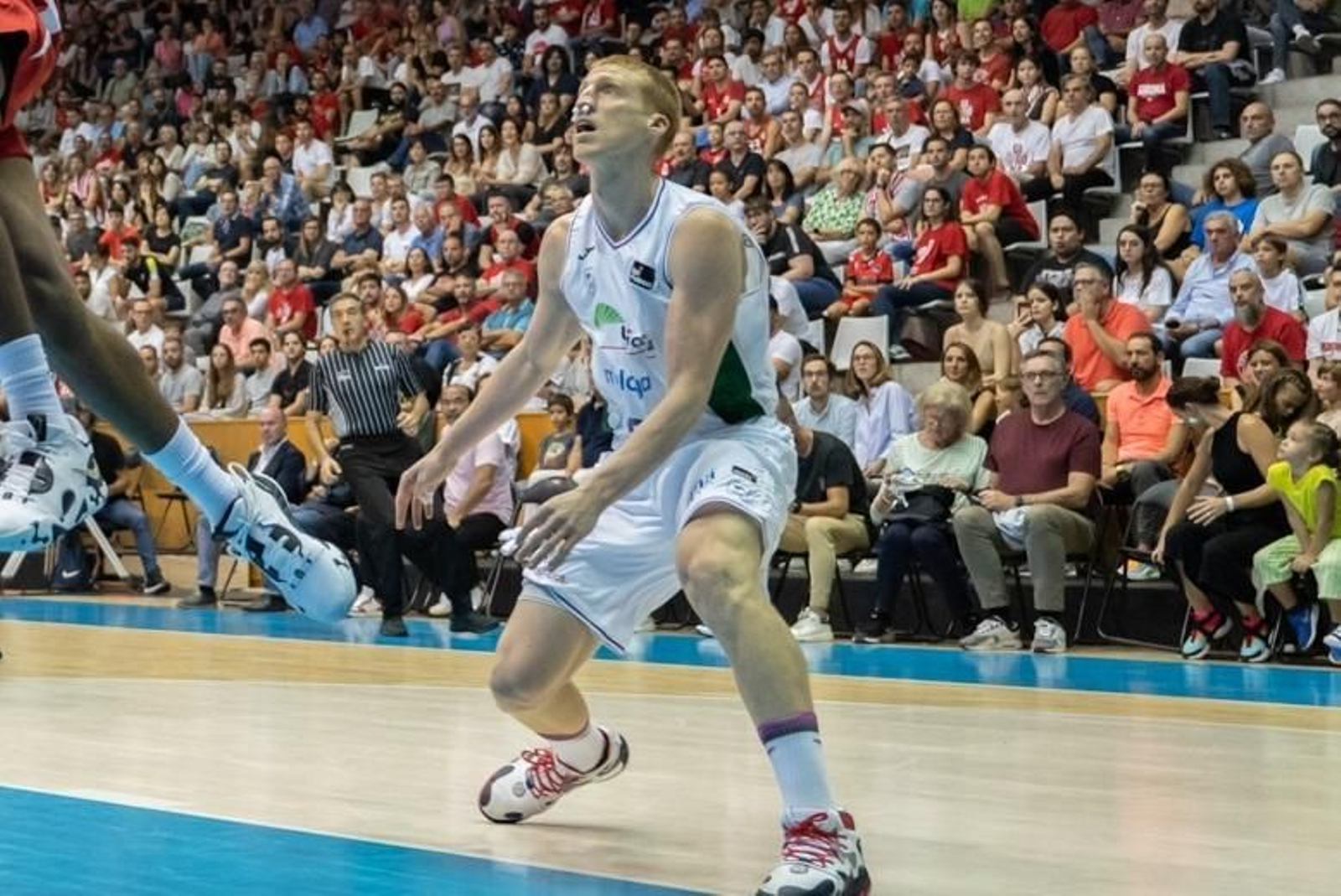 Alberto Díaz, con tapones en la nariz para parar la sangre.
