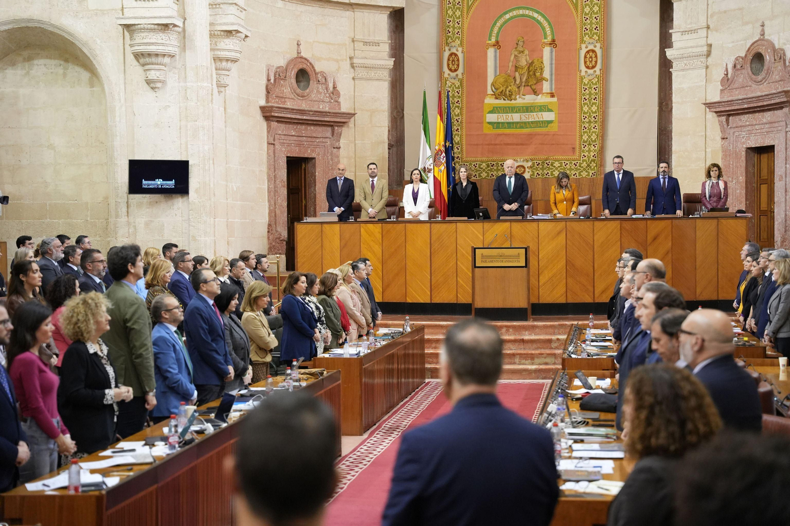 Minuto de silencio que se ha mantenido este jueves en el Parlamento andaluz en memoria de los dos guardias civiles que perdieron la vida en acto de servicio en Barbate. Minuto de silencio que se ha mantenido este jueves en el Parlamento andaluz en memoria de los dos guardias civiles que perdieron la vida en acto de servicio en Barbate.