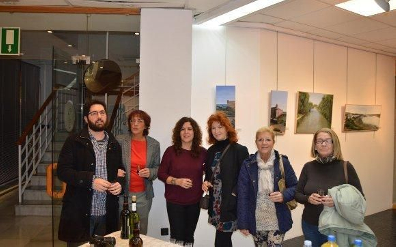 Juan José Domínguez, Rosa Olea, Enma Lápiz, María Luisa Domínguez, María Caro y Marieta Bruzón, durante el cóctel de inauguración, en el Centro Integral de la Mujer.  Foto: Ignacio Casas de Ciria