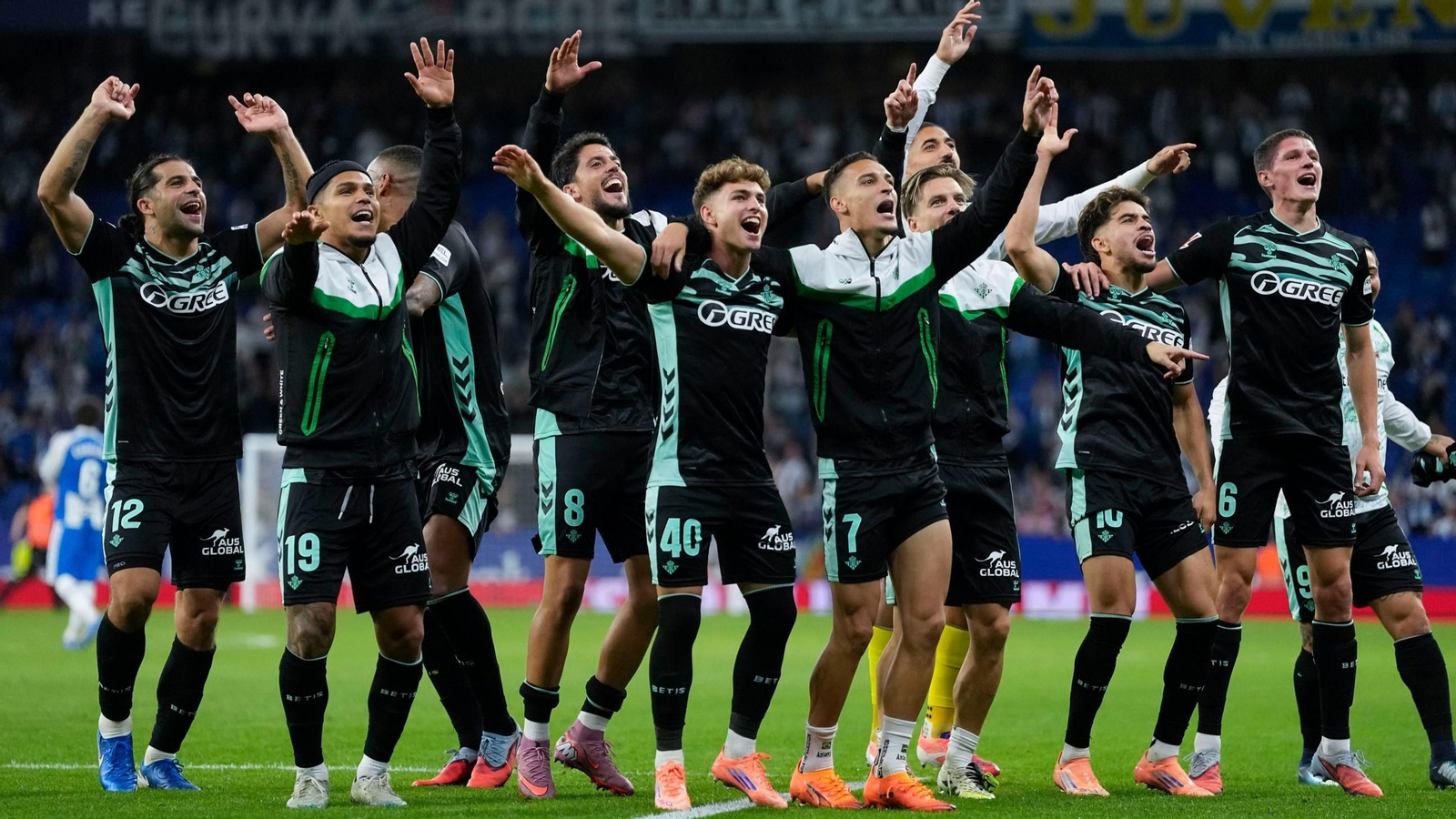 La plantilla del Betis celebra su triunfo en Cornellà con los aficionados verdiblancos.