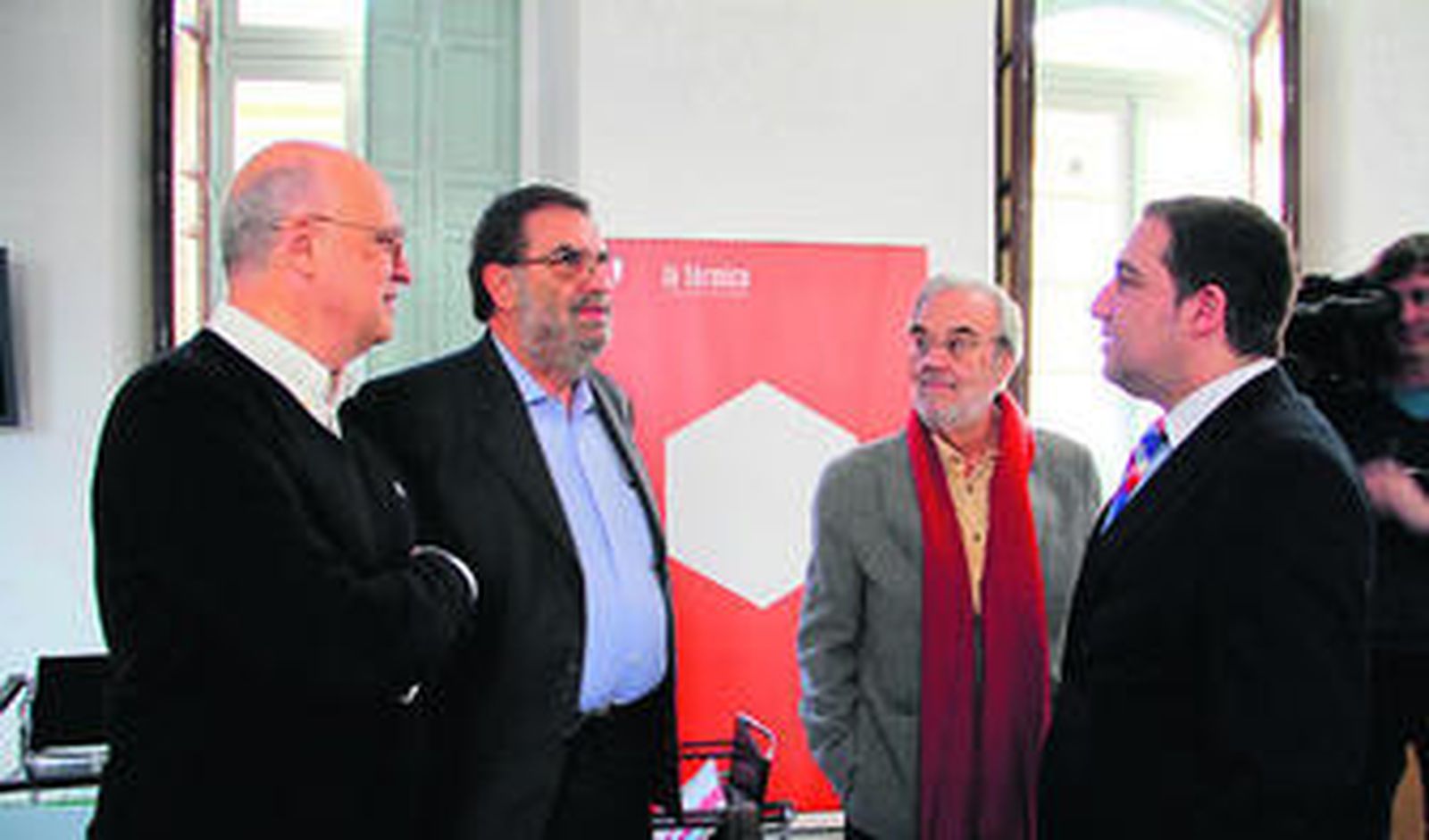 Castiel junto al presidente de la Academia de las Artes y las Ciencias Cinematográficas, Enrique González Macho, el cineasta Gutiérrez Aragon y Bendodo.