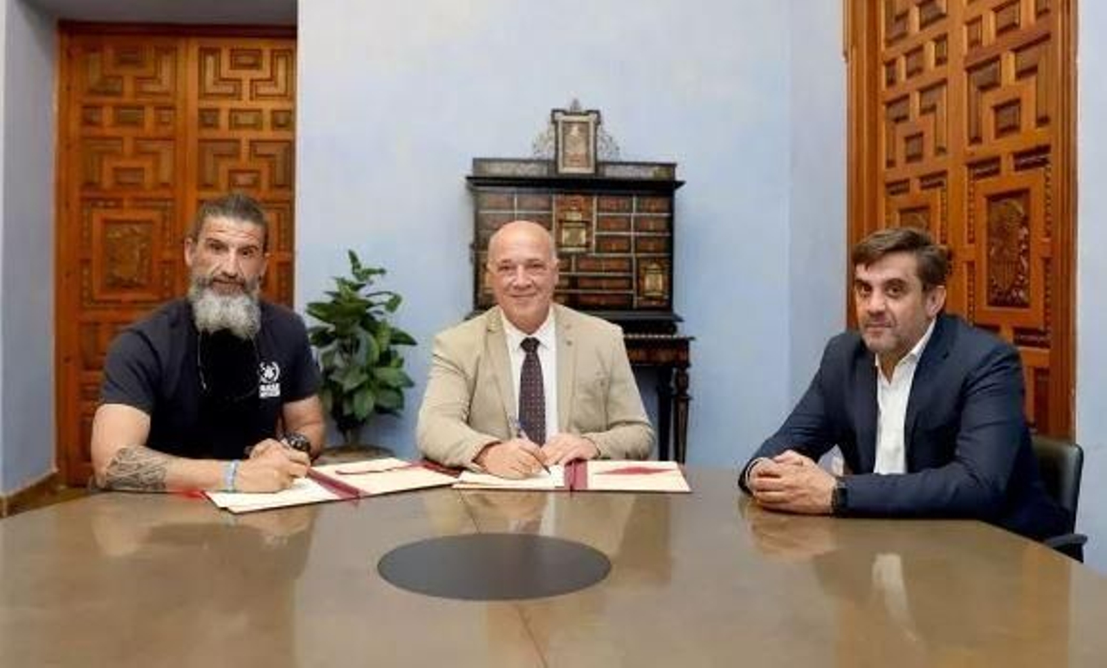 Firma del convenio de la Diputación con BUSF.