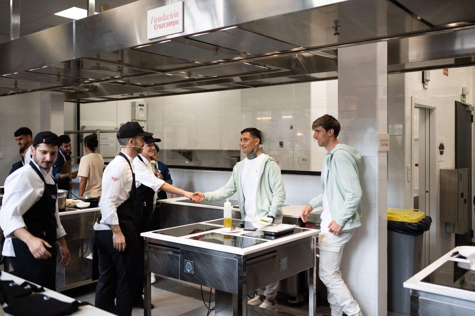 Las fotos de jugadores del Betis y del Sevilla en la Cruzcampo