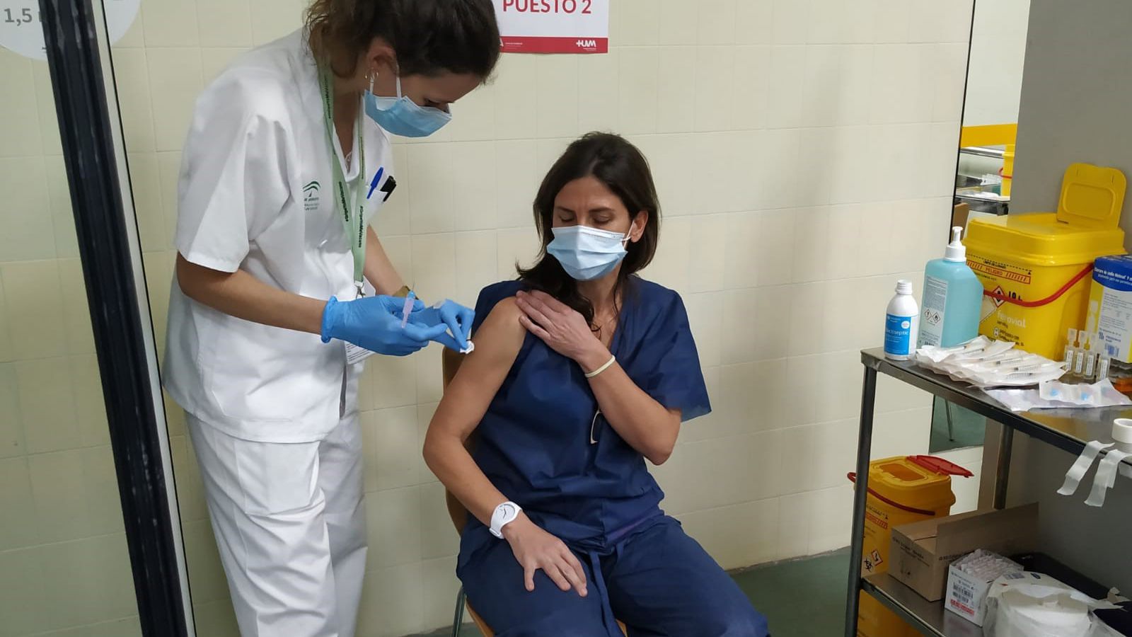 María Jesús, enfermera del Hospital Virgen Macarena, recibe su vacuna.