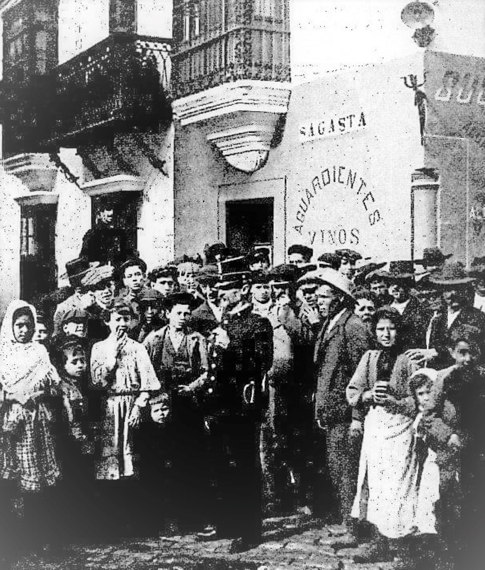 En el número 10 de la calle Sagasta se encontraba en Banco de España. En el número 10 de la calle Sagasta se encontraba en Banco de España.