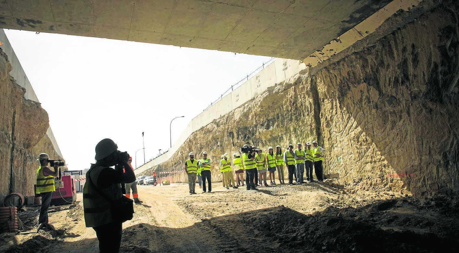Imagen de archivo de una de las visitas oficiales que se hicieron al transcurso de la obra del túnel
