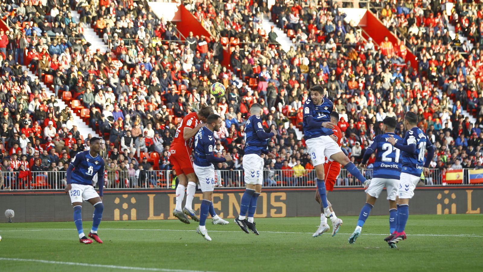 La zaga bética defiende una acción de ataque del Almería.