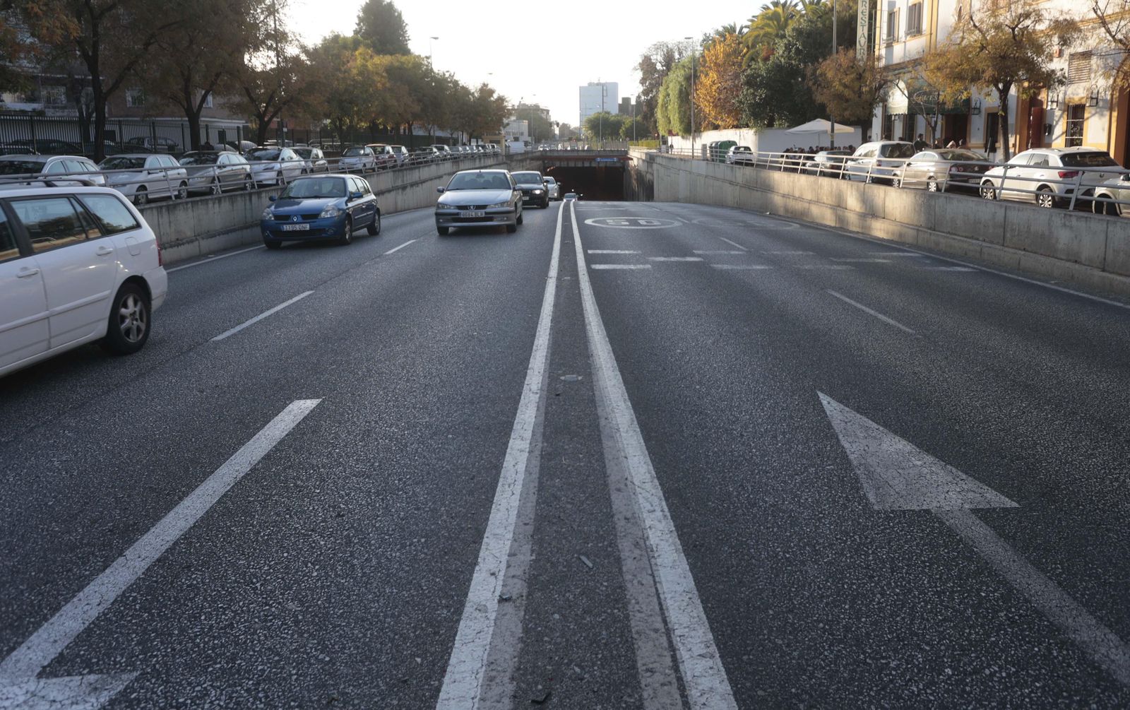 Varios coches circulan por el mismo sentido en el túnel de Cardenal Bueno Monreal.