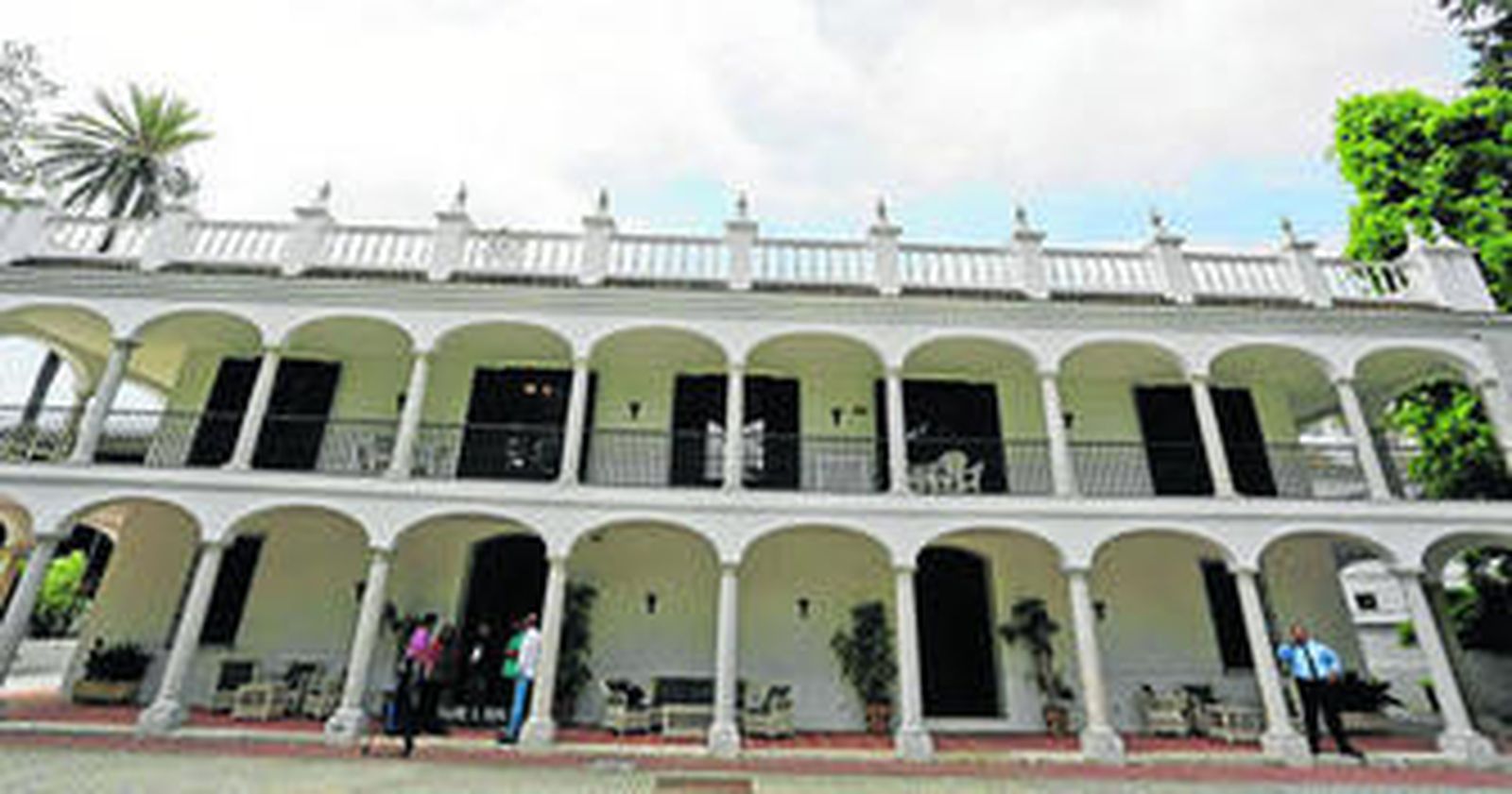 Fachada de la Escuela de Hostelería La Cónsula.