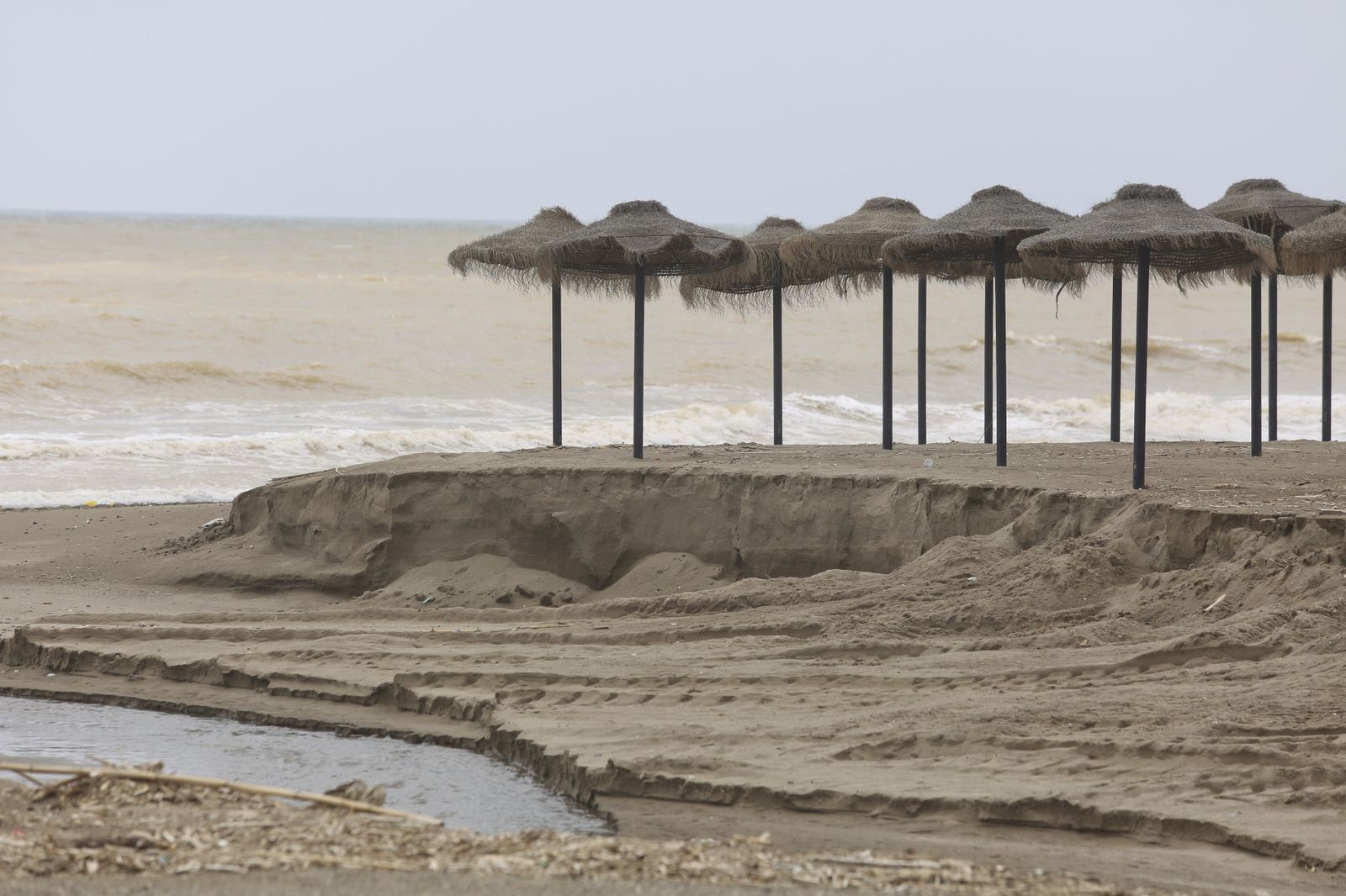 Playas cerradas en Torremolinos, la imagen del coronavirus en Málaga