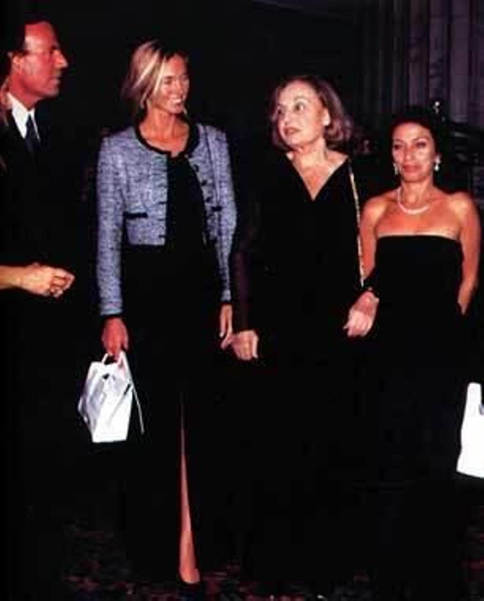 El cantante y su actual esposa, Miranda, con la madre de él, Rosario de la Cueva, fallecida en 2002.