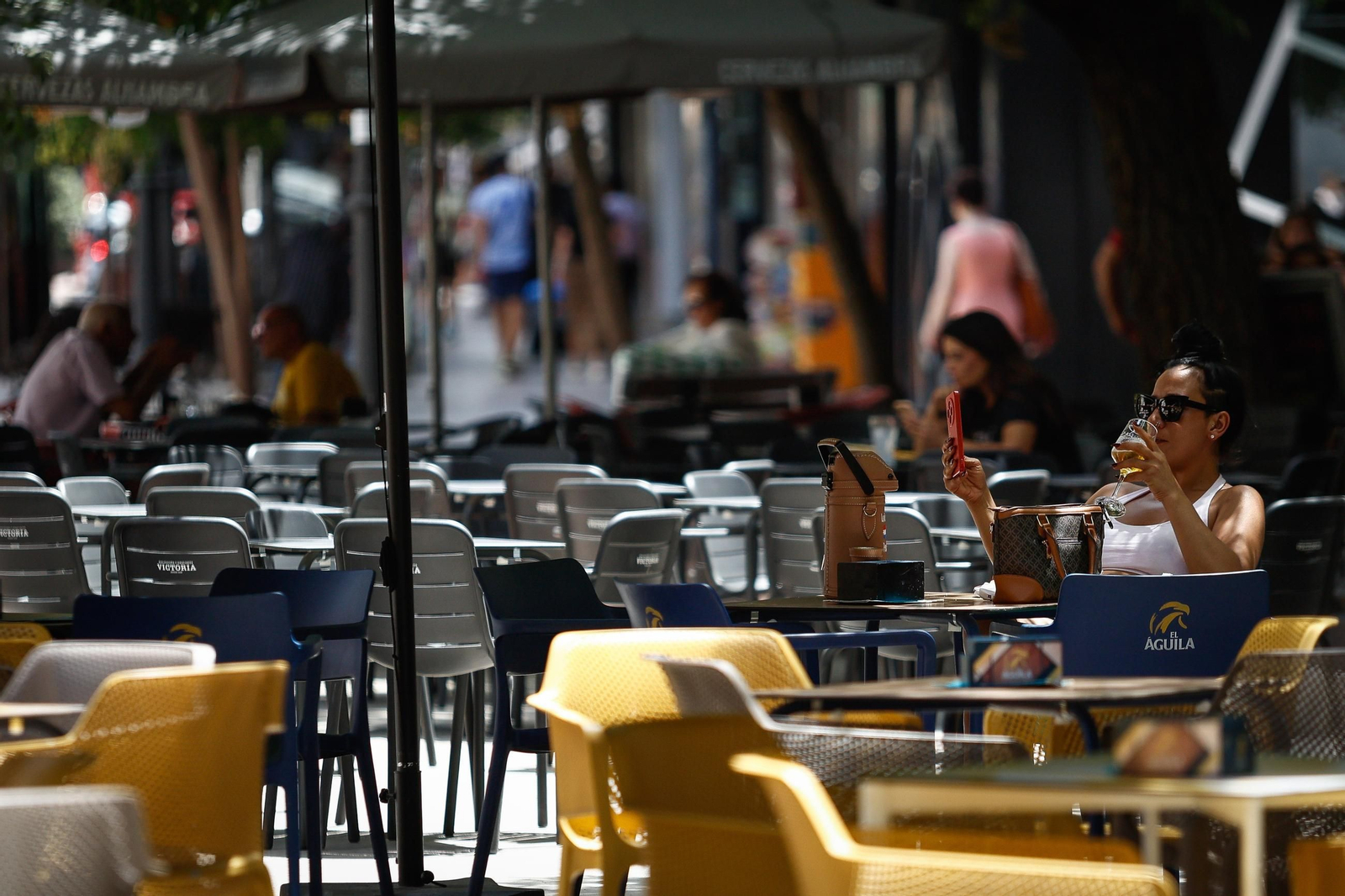 Paraguas, abanicos y agua: las mejores imágenes de la primera ola de calor de agosto en Granada