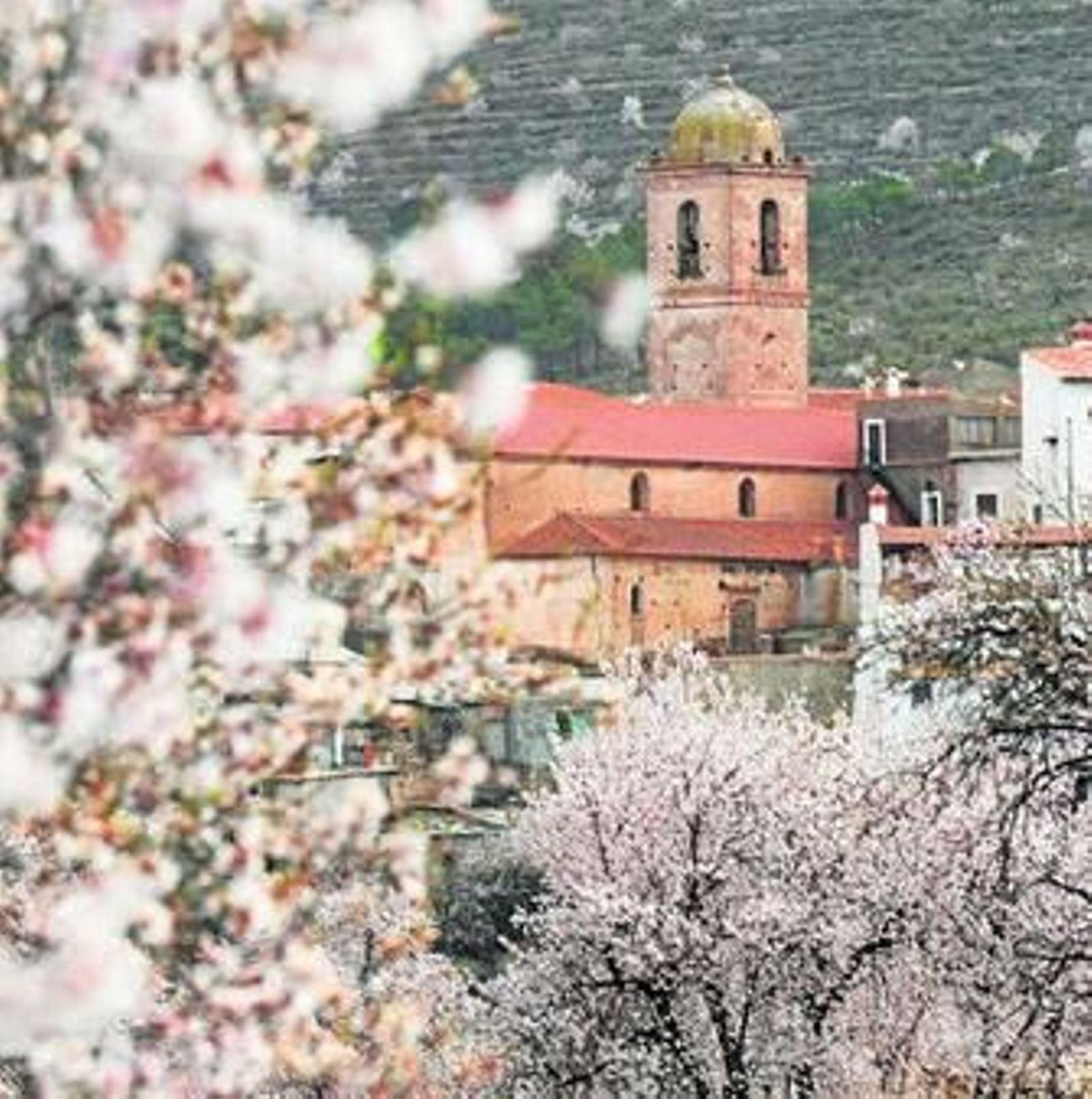 Iglesia parroquial de Ferreira, en la comarca del Marquesado. A la derecha, Valero.