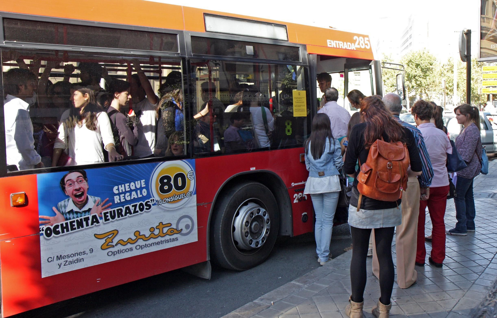 Autobús de la línea 8, que llega al campus de Cartuja, en una imagen de archivo.