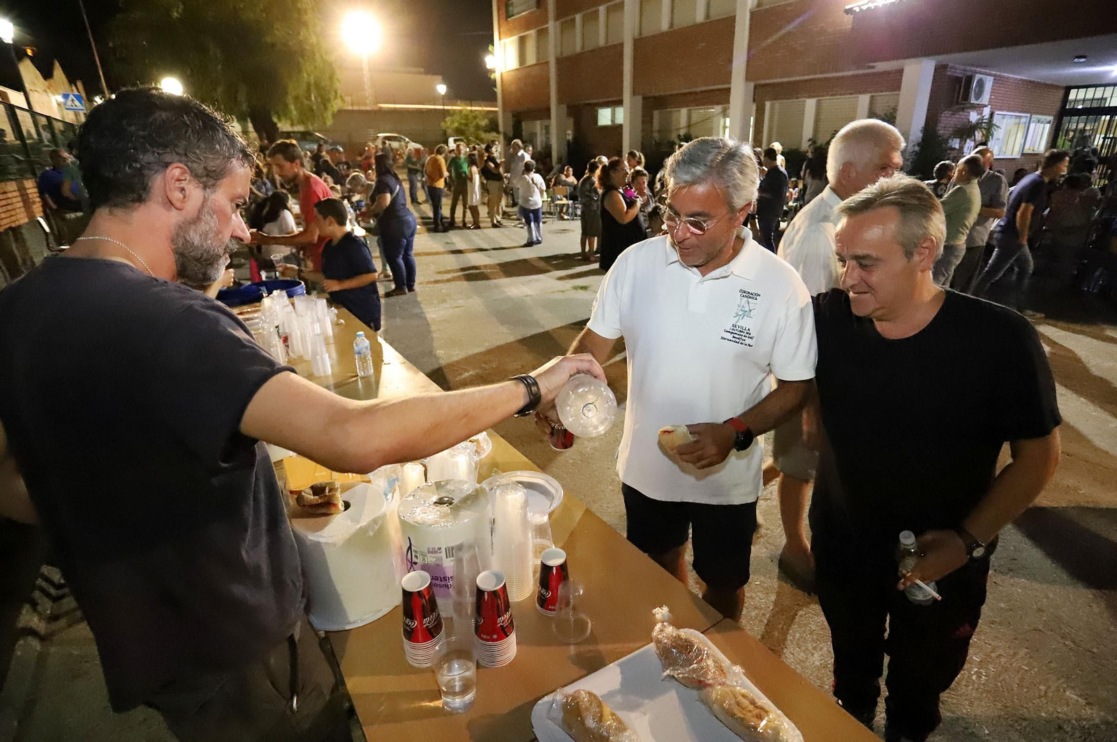 Imágenes de los evacuados de  Almonaster acogidos en Cortegana por el incendio