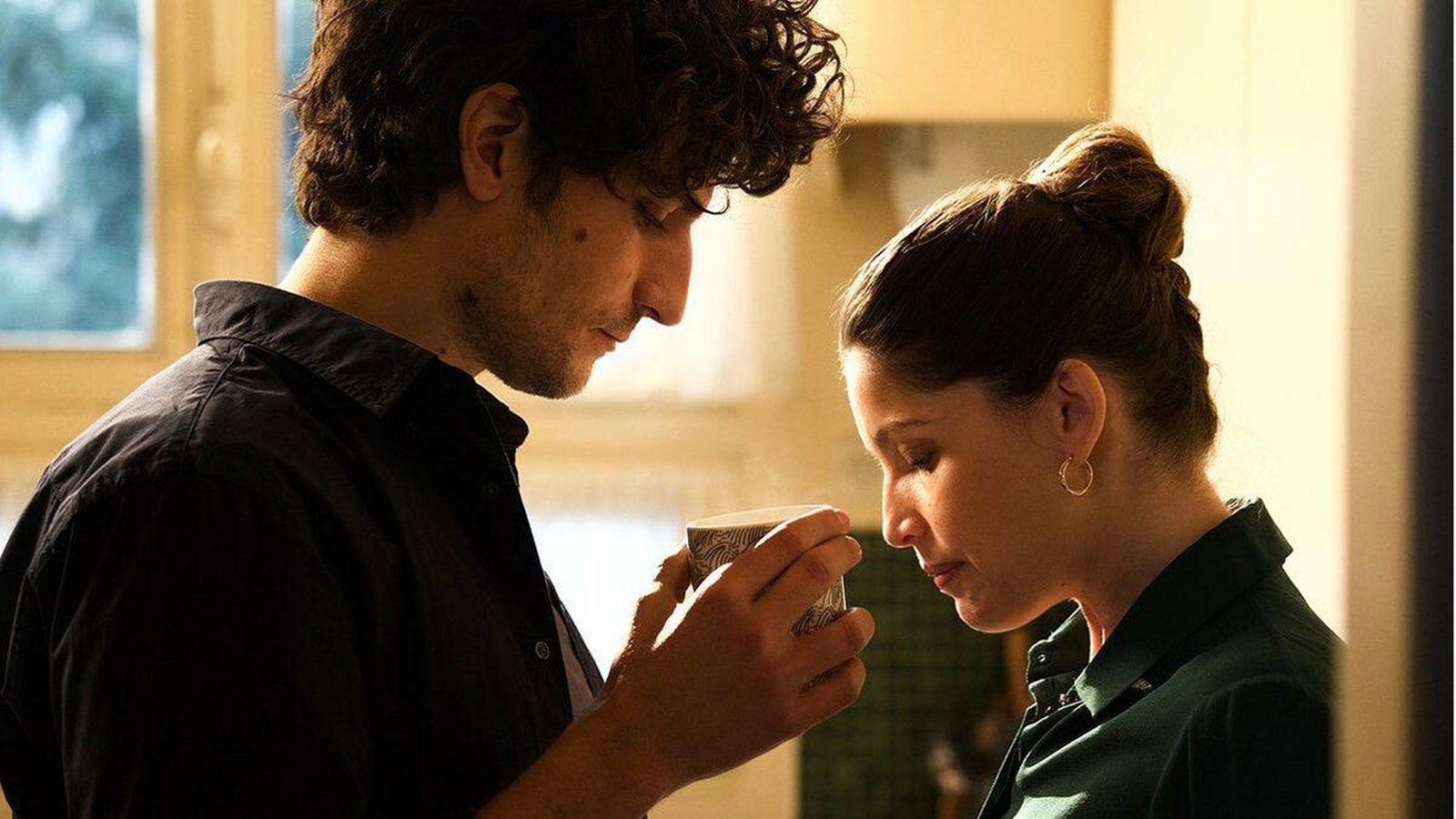Louis Garrel y Laetitia Casta en una imagen de 'Un hombre fiel'.
