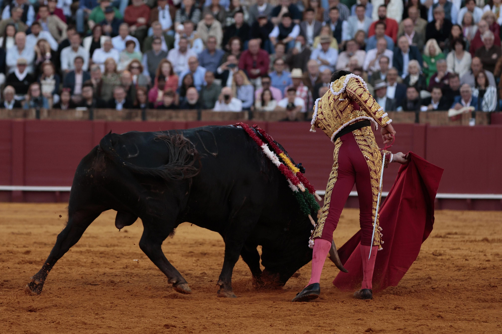 Las imágenes de la tercera del abono de los toros en la Maestranza  de Sevilla