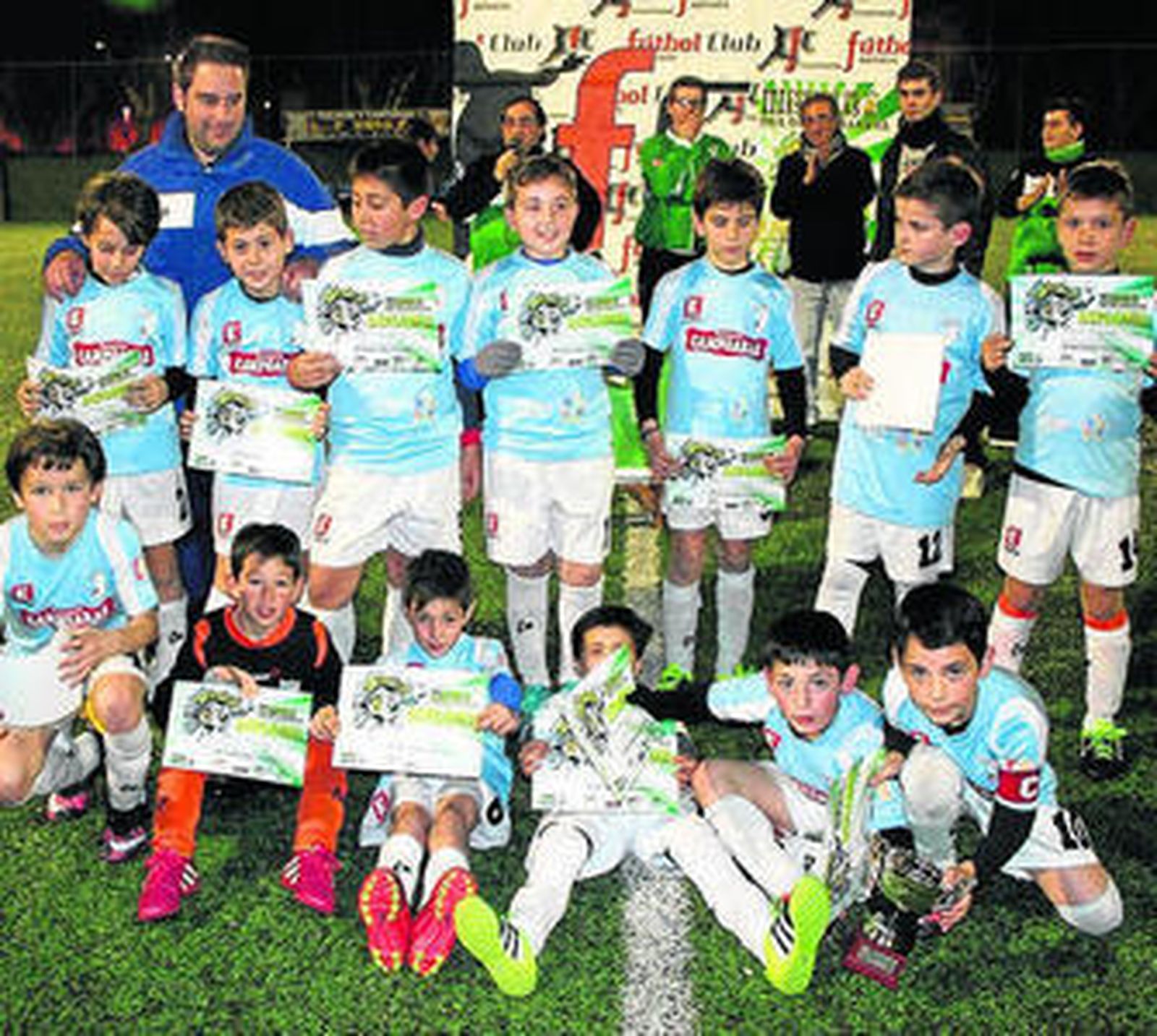 El Fundación Lucena posa con el título de campeón benjamín.
