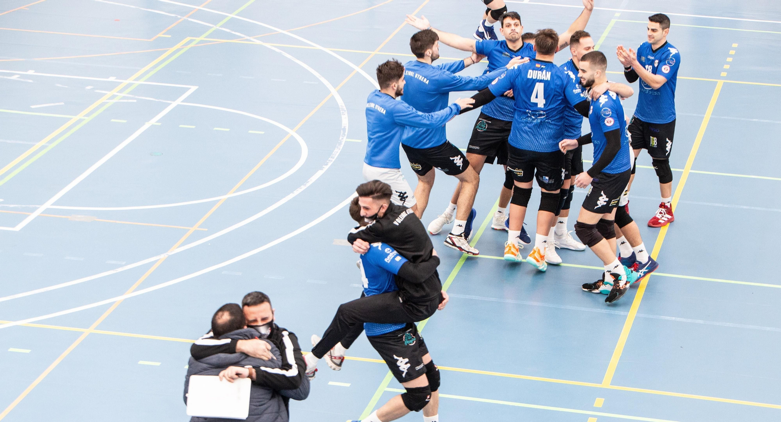 Los jugadores del Aluminios Galisur celebran el triunfo.