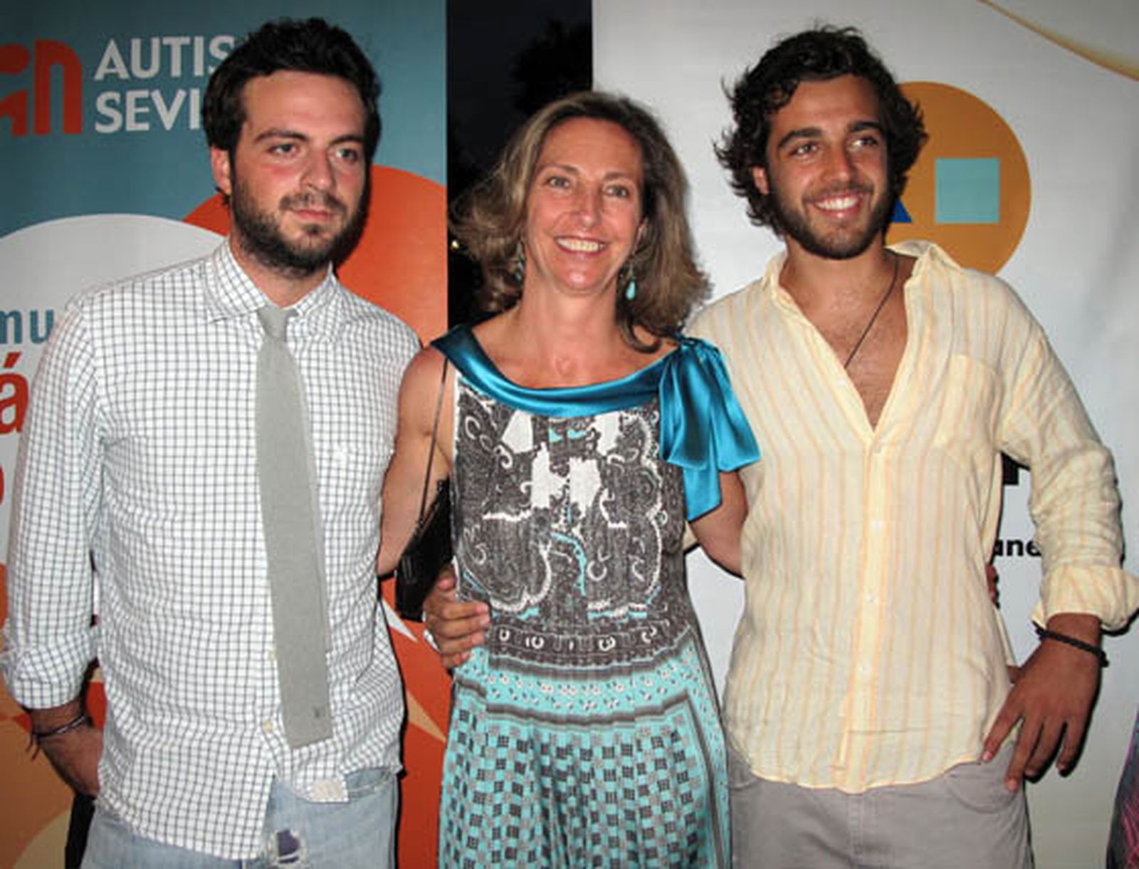 Luis García y Marcos Soto, componentes de ‘Objetivo la Luna’, con Mercedes Molina.

Foto: Victoria Ramírez