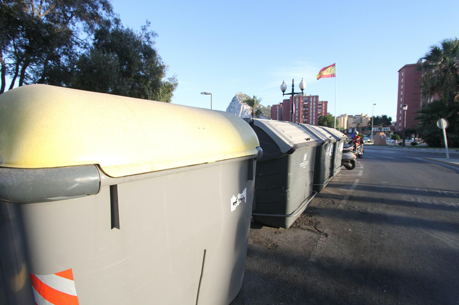 Una hilera de contenedores de basura en La Línea.