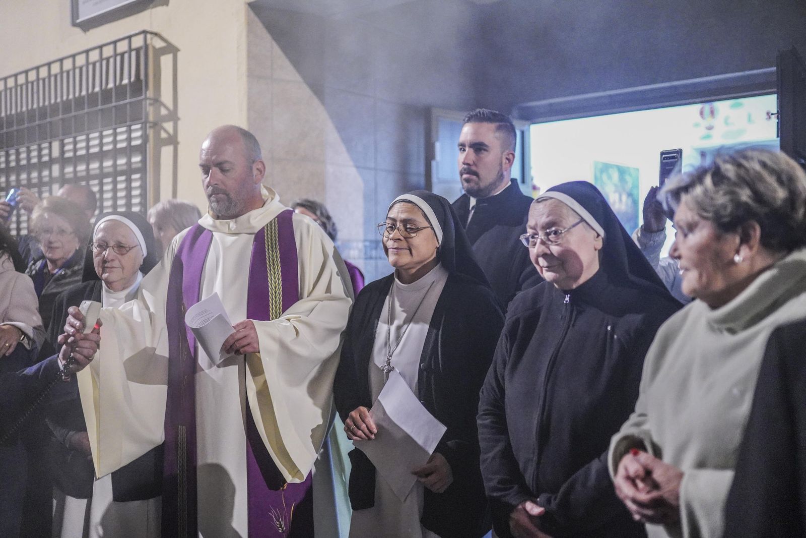 El vía crucis de la Hermandad del Trabajo, en imágenes