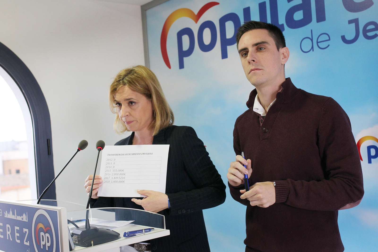 Almudena Martínez, junto a Jaime Espinar en una rueda de prensa en la sede del PP.