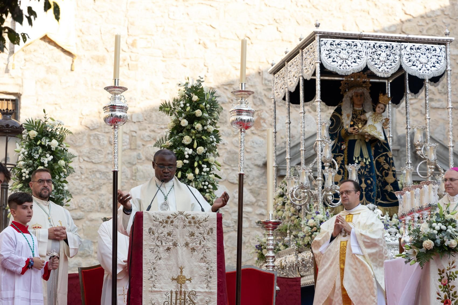 Santa Ana, patrona de Torredelcampo, recibe el bastón de mando como Alcaldesa Perpetua.