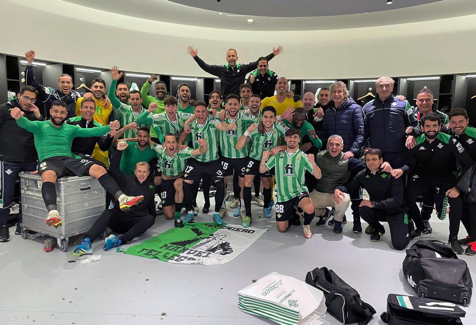 Los futbolistas del Betis y su cuerpo técnico festejan en el vestuario el brillante 0-4.
