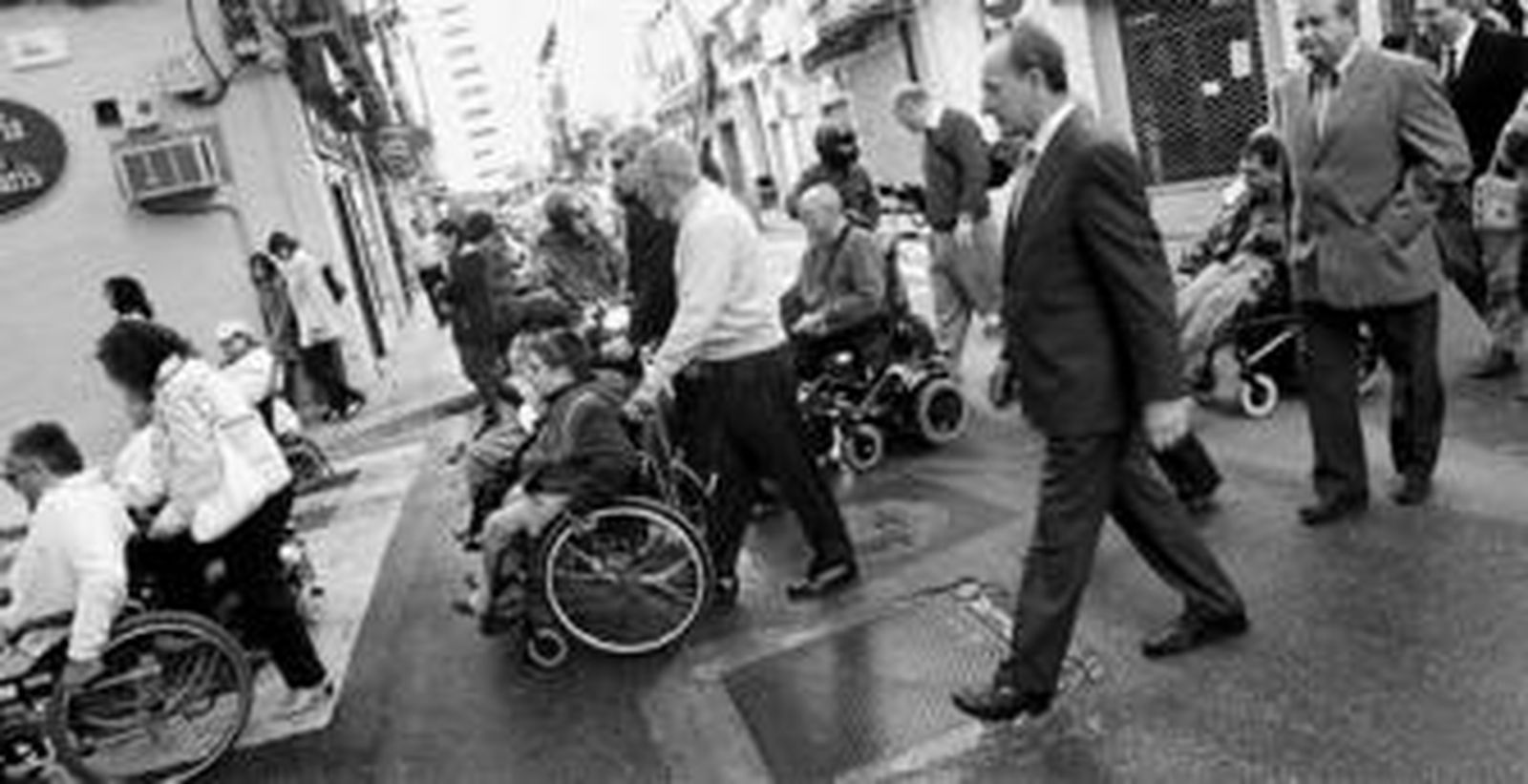 El alcalde, Francisco de la Torre, participó ayer en la Marcha Solidaria desde la Plaza de la Merced a la Marina.