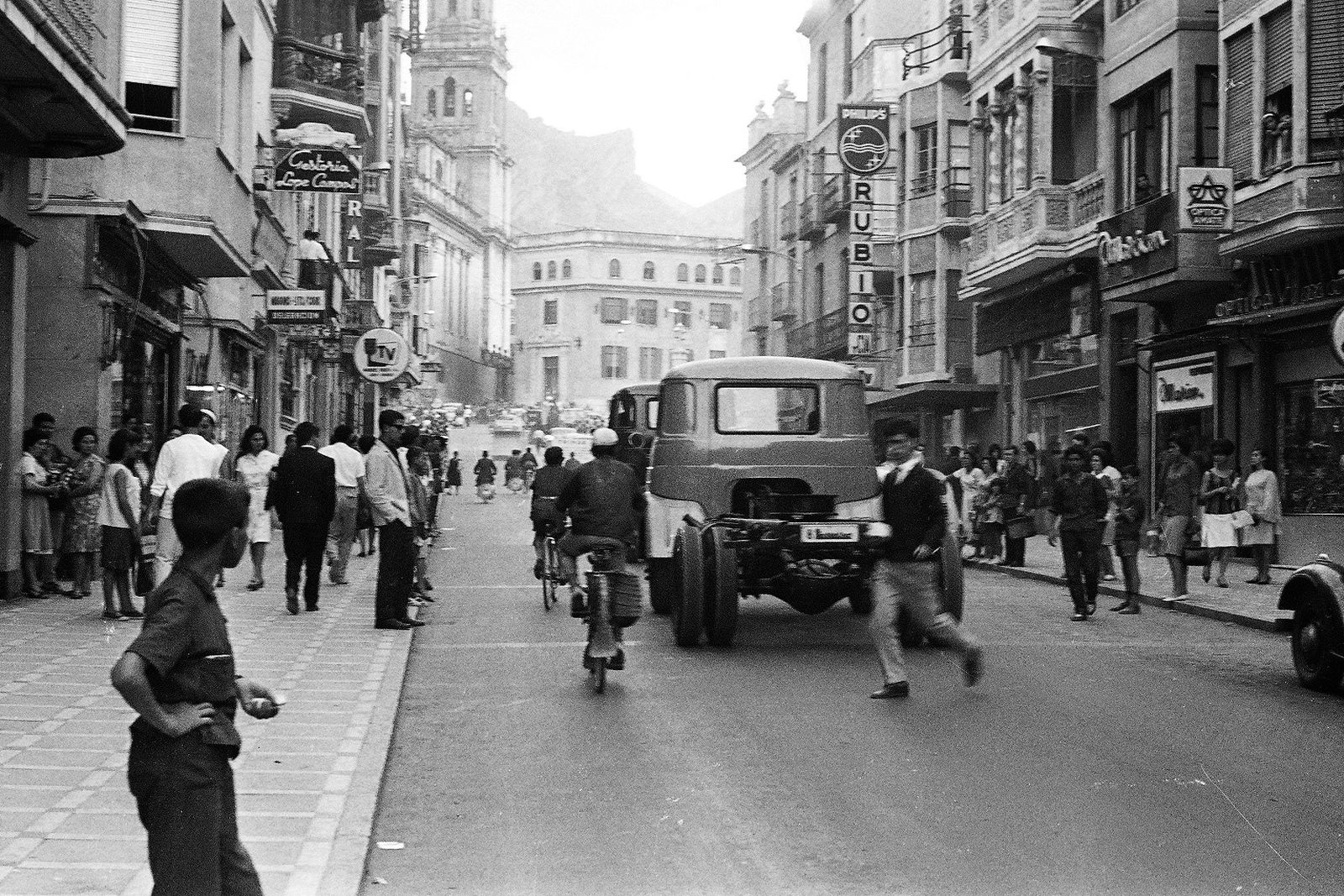 Trasehúntes por la calle Bernabé Soriano en la década de los 70.