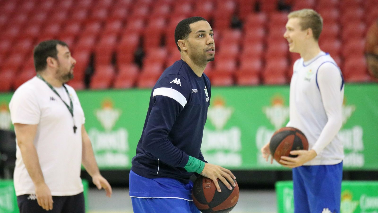 Erick Green se dispone a lanzar durante un entrenamiento a San Pablo.