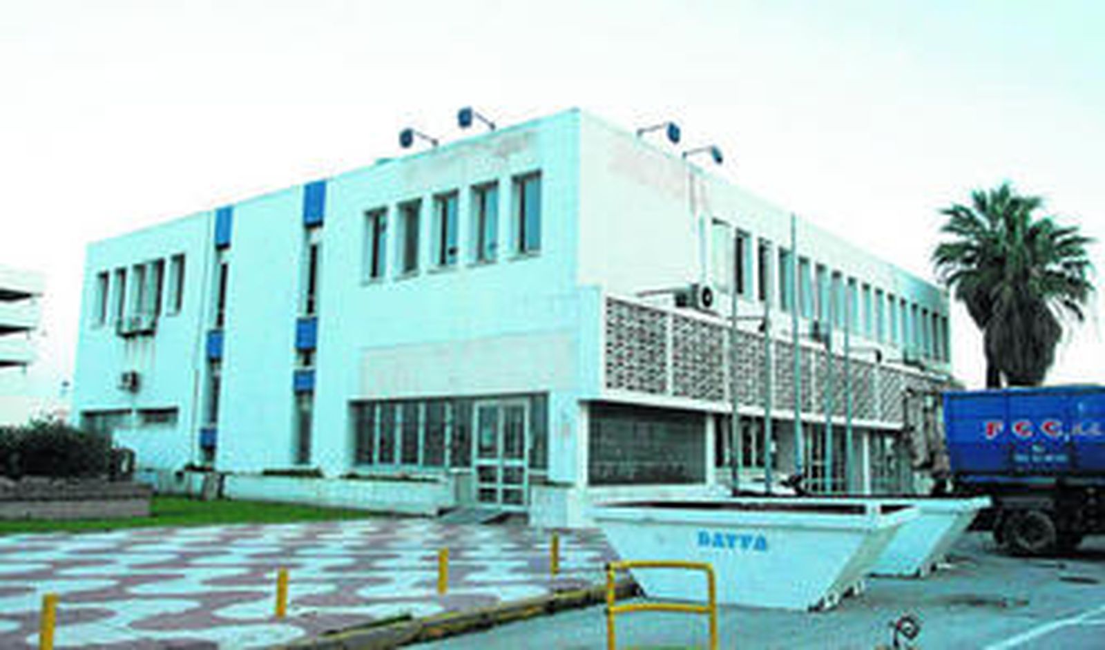 Imagen del edificio antiguo de Trasmediterránea que será demolido a partir de mañana, ayer en Algeciras.