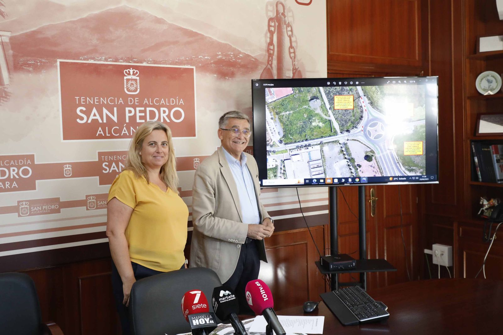 El teniente de alcalde sampedreño, Javier García, y la técnica de Hidralia, Paula Martín-Lomeña.