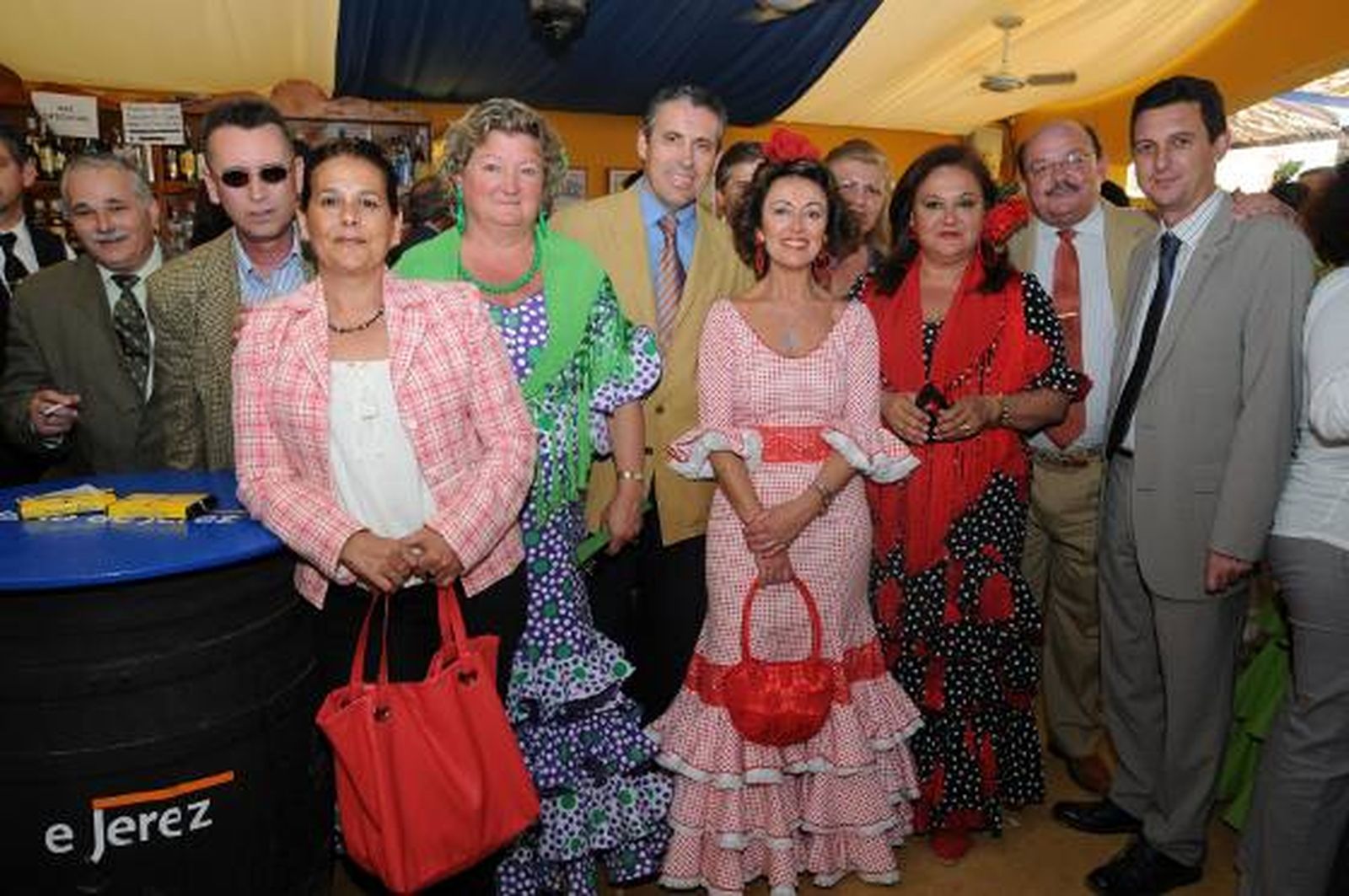 Chari García, Maleni González, Pedro Adarve, Lupe Aparicio, Mercedes Portilla, de Adarve Aparicio Inmobiliaria, Manolo Cazalla, asesor fiscal, María Lora, Paco Cabello y Miguel Berraquero, gerente del Diario.

Foto: Manuel Mateo