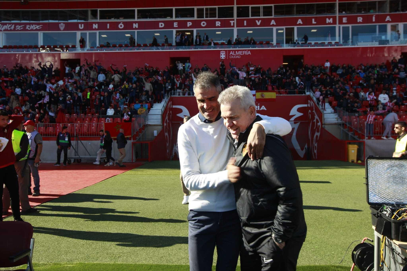 El técnico rojiblanco Gaizka Garitano saluda a su homólogo Javier Aguirre antes de sentarse en su banquillo.