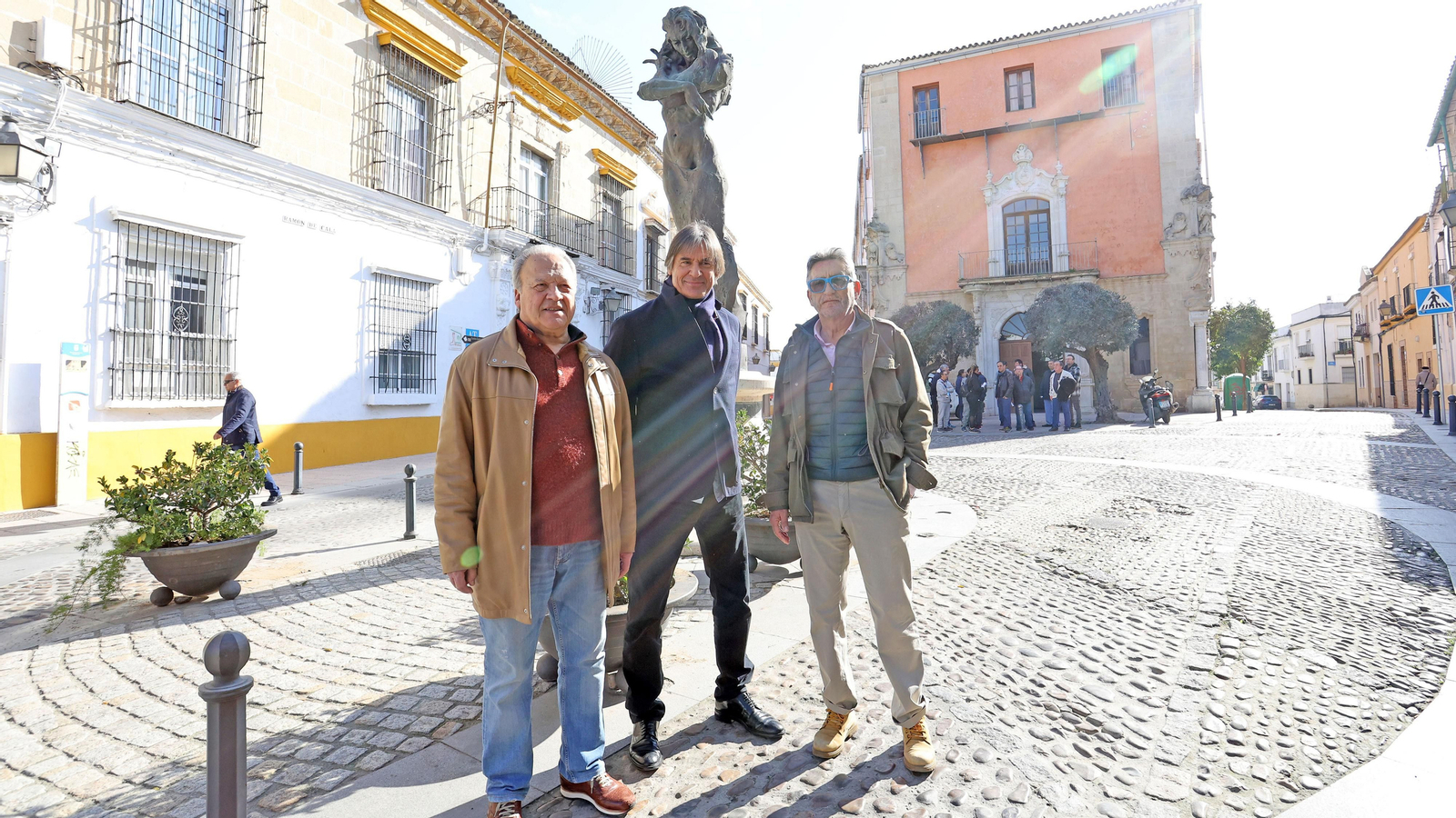 Visita de Víctor Ochoa con Pedro Pacheco a sus esculturas de Lola Flores y el Minotauro en Jerez