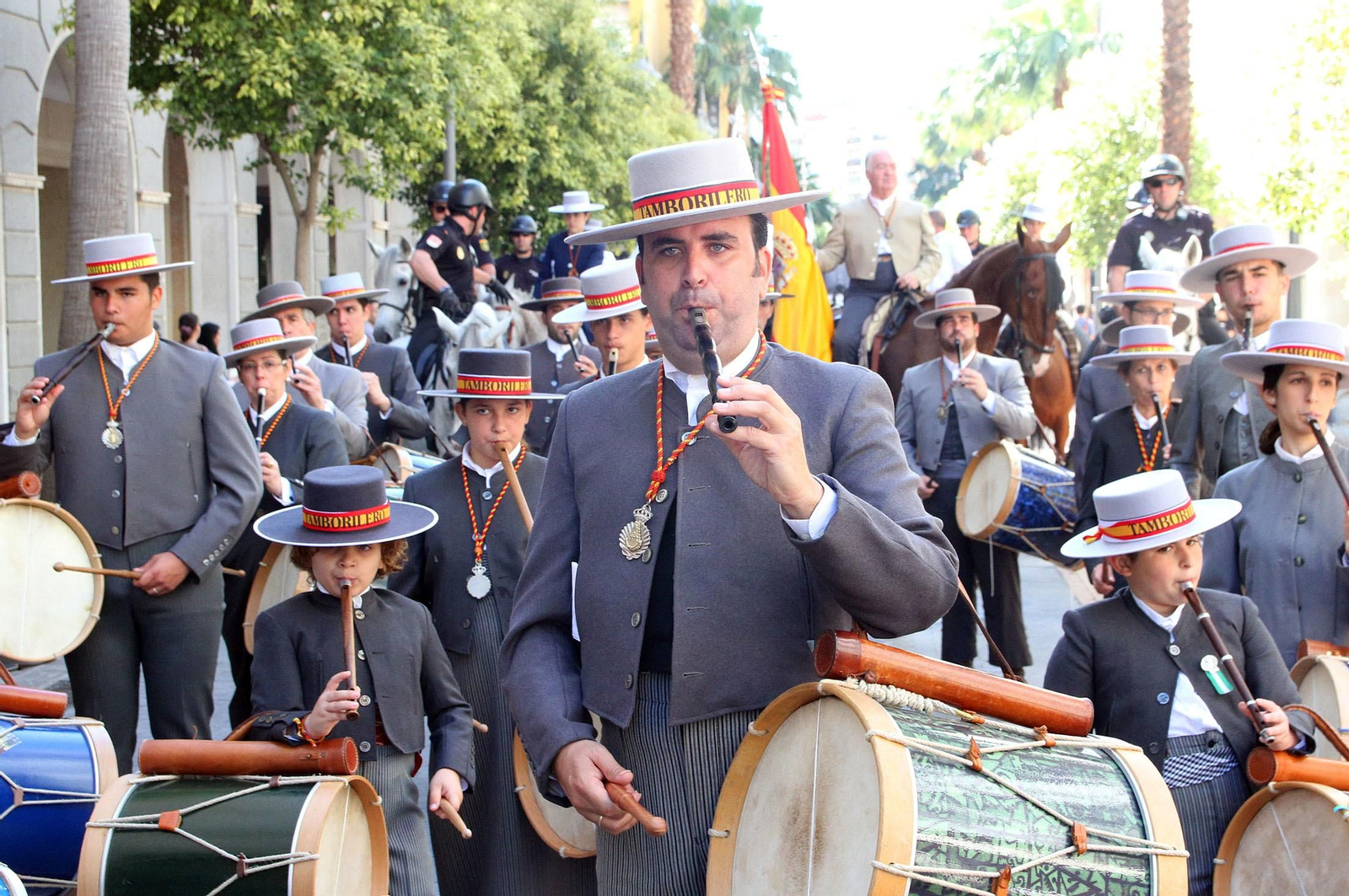 Imágenes de los tamborileros de la Hdad de Emigrantes