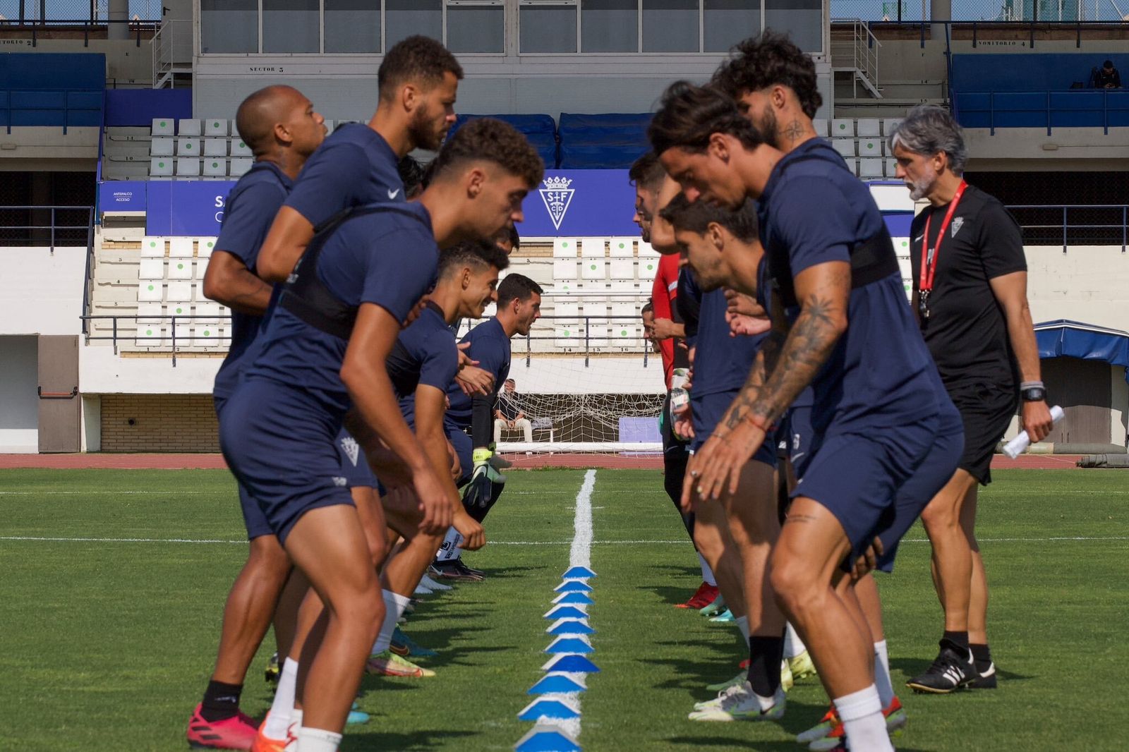 Los jugadores y el técnico del equipo azulino, frente a frente en un entrenamiento.