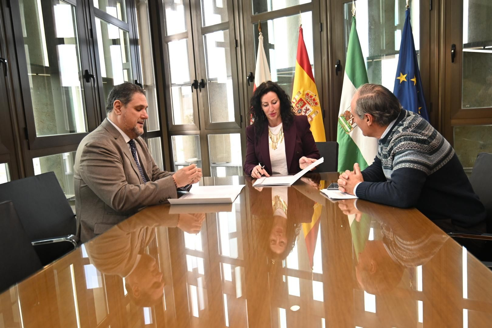 Un momento de la firma del convenio entre la alcaldesa y el delegado.