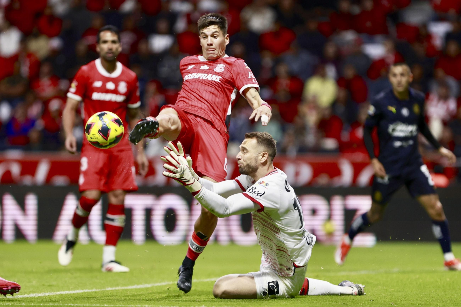 Pau López se dispone a atrapar el balón en un partido con el Toluca.