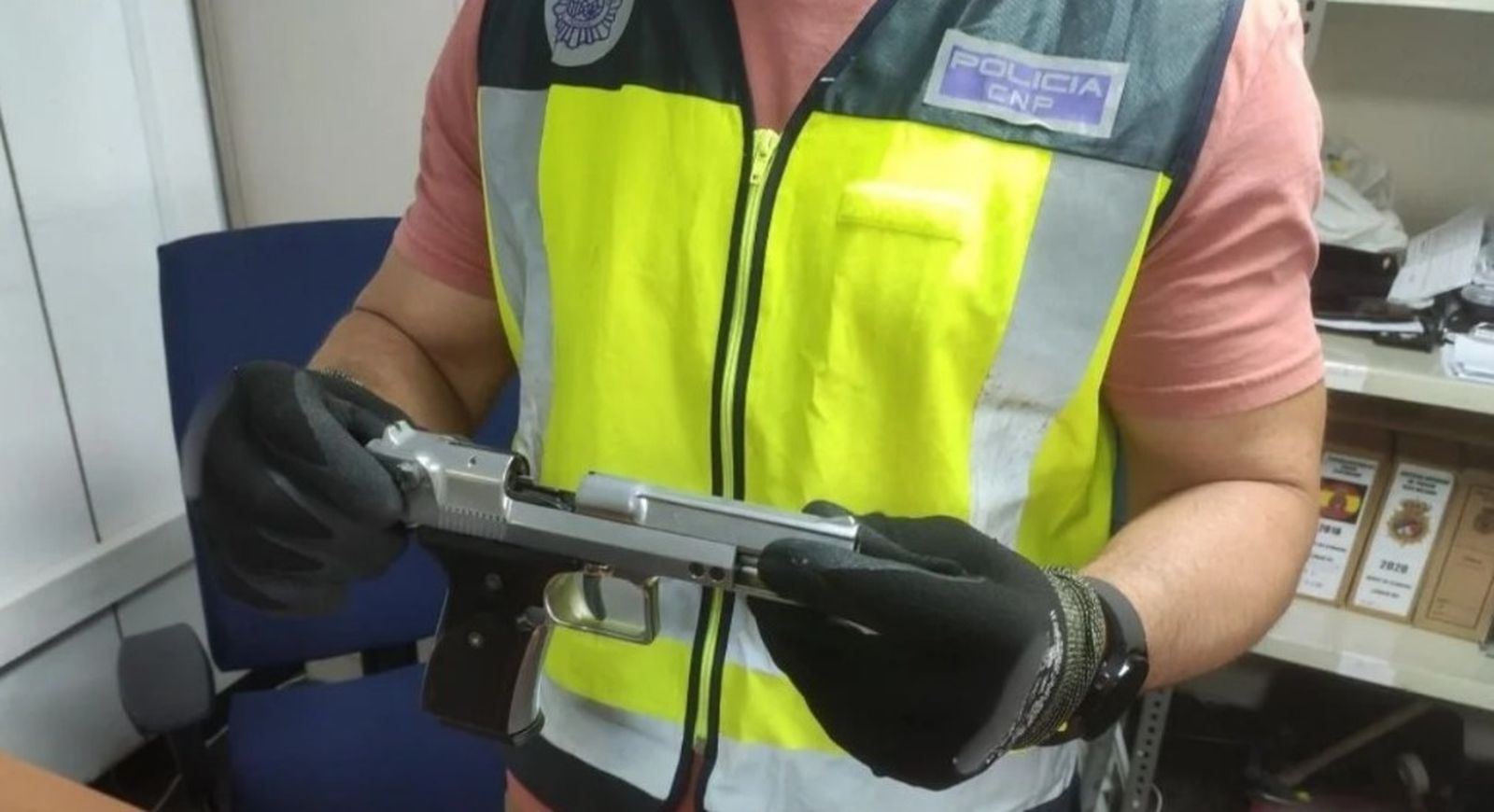 Arma con la que amenazó al dueño del bar y a los clientes