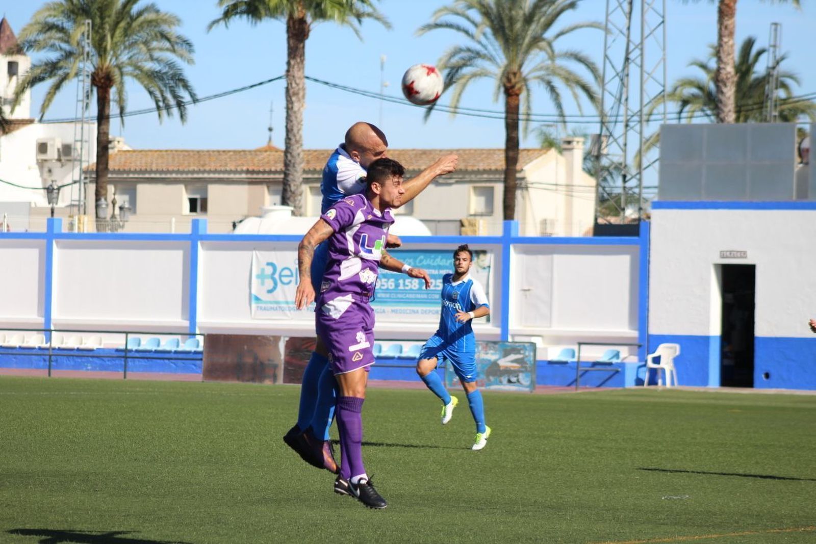 Diego Galiano supera en el salto a Javi Henares con Rosales atento al despeje.