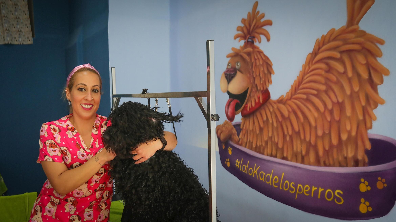Irene Flores, feliz en su peluquería canina.