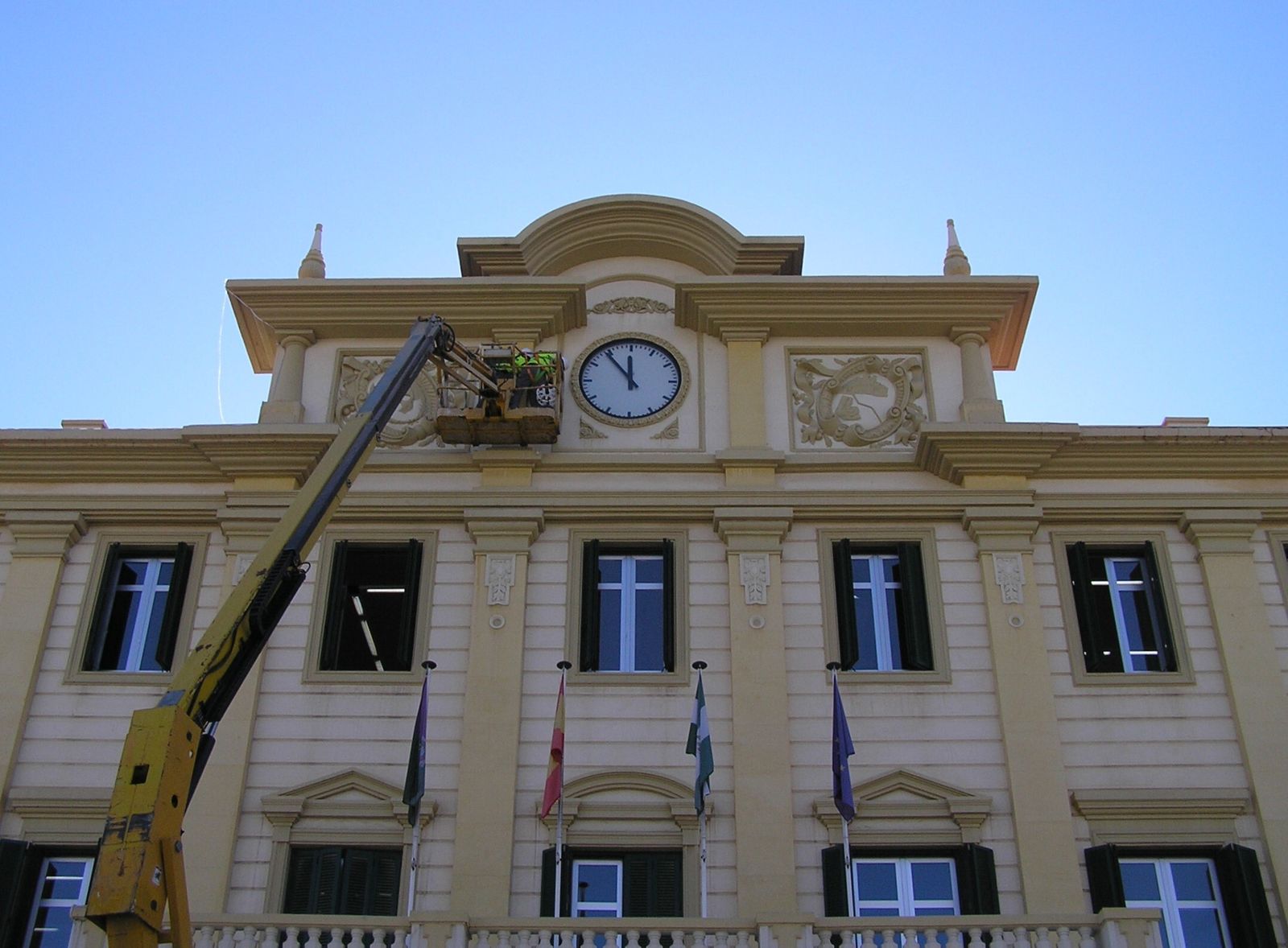 Trabajos de instalación de la iluminación en el edificio de la Autoridad Portuaria, este lunes.