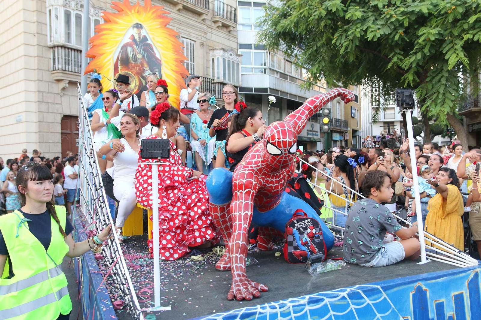 Las imágenes de la batalla de flores en la Feria de Almería 2023