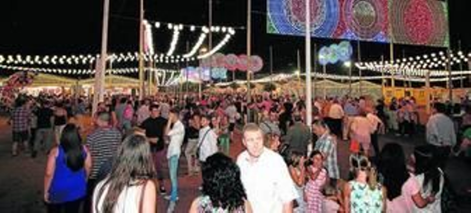 Huelva se echó ayer a la calle para disfrutar de la primera jornada de Colombinas, en un recinto con ganas de fiesta.