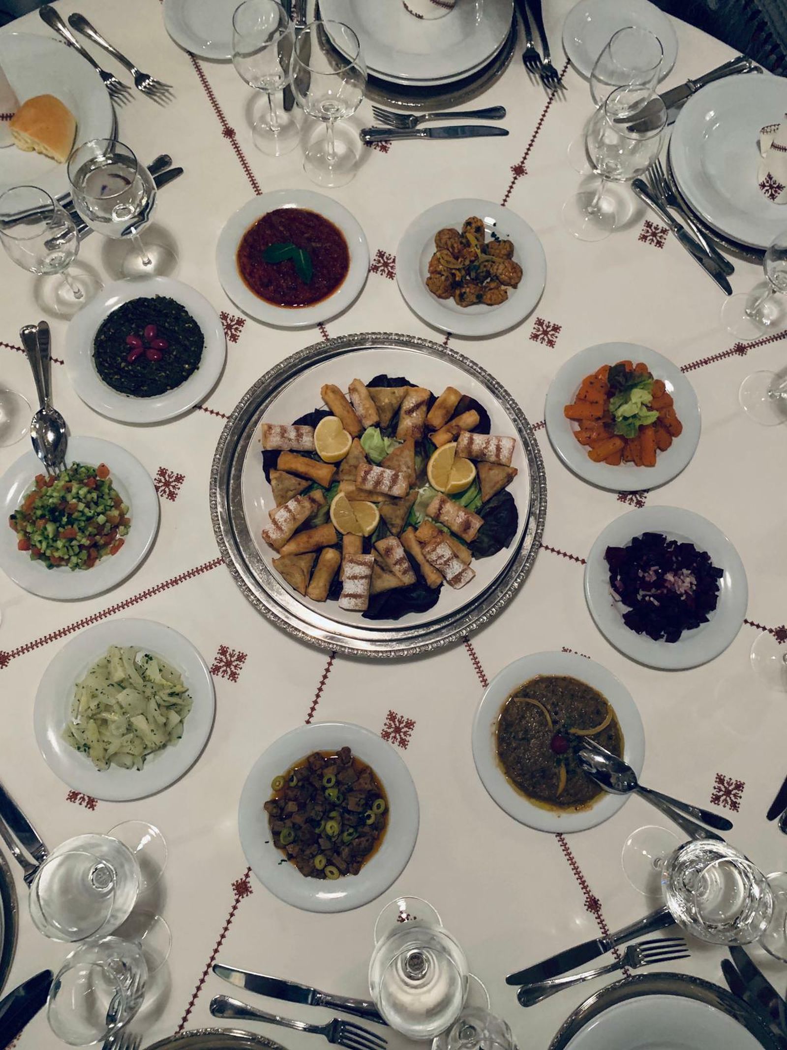 Pastela saleada rodeada de aliños. Entrantes típicos de la comida marroquí.