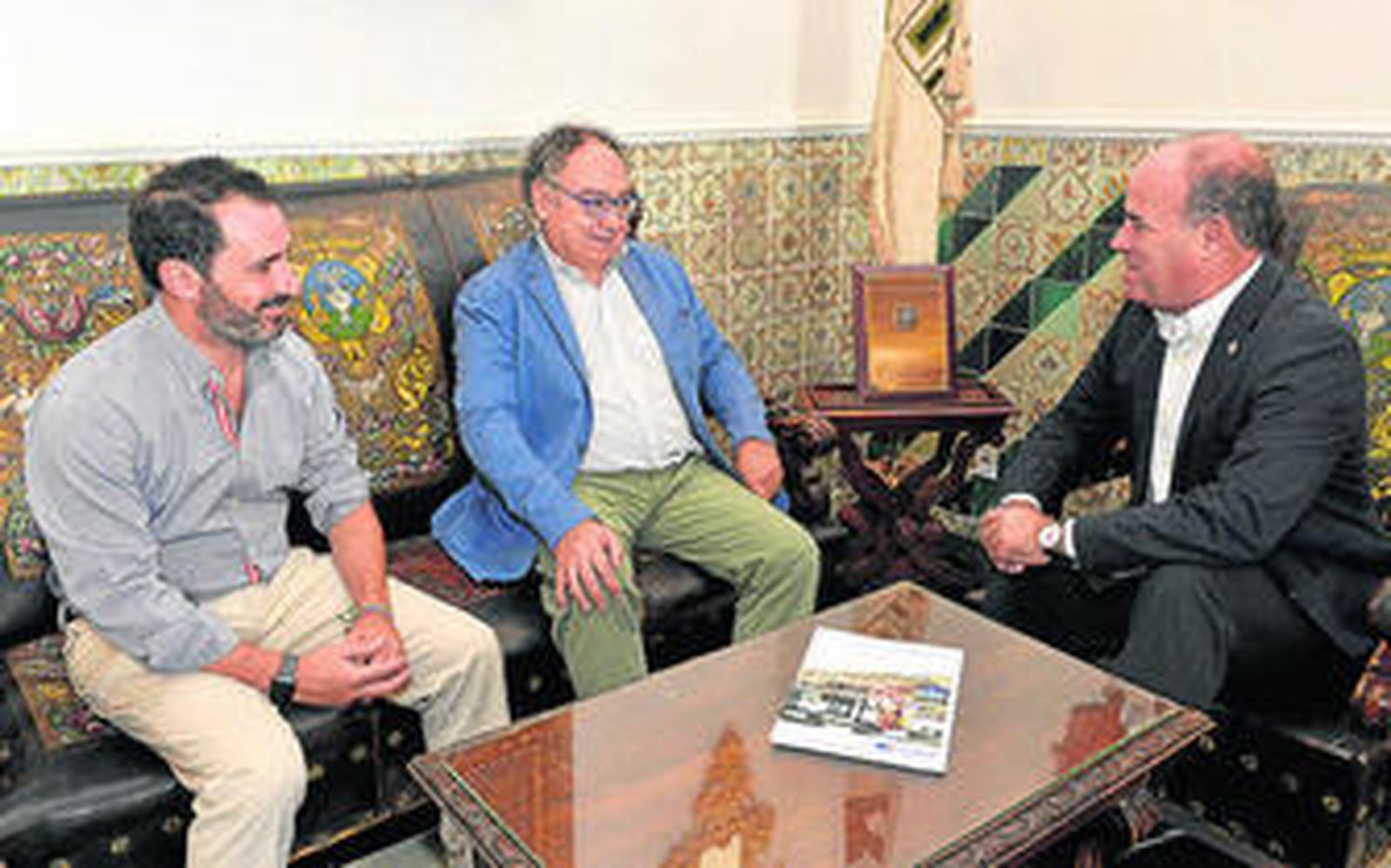 Imagen de la reunión entre el consistorio antequerano y Carrefour España.